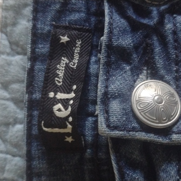 A pair of Lei denim shorts - Picture 3 of 4